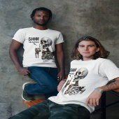 SHHH... Keiner kümmert sich um Skelett mit grünen T-Shirt