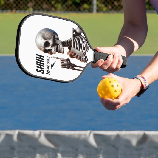 SHHH... Niemand kümmert sich um Skelett mit defian Pickleball Schläger (InSitu)