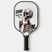 SHHH... Niemand kümmert sich um Skelett mit defian Pickleball Schläger (Vorderseite)