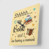 Shhhhhh mein Buch und ich haben einen Moment Quadratische Wanduhr (Winkel)