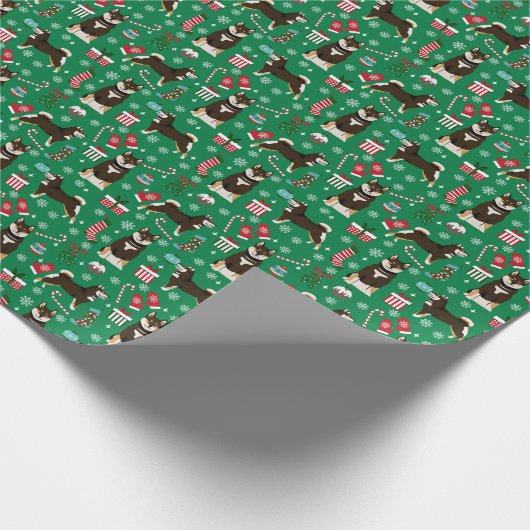 Shiba Inu Black und Tan Weihnachtshund Geschenkpapier (Ecke)