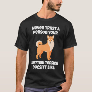 Shiba Inu Eigentümer traut niemals einer Person in T-Shirt