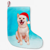 Shiba Inu Hund sitzen im Schnee mit Weihnachtshut Kleiner Weihnachtsstrumpf (Vorderseite)