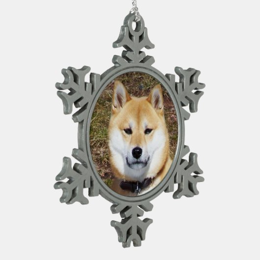 Shiba Inu-Kumako Schneeflocken Zinn-Ornament (Links)
