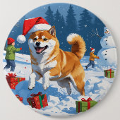 Shiba Inu läuft im Schnee mit Weihnachtsmütze Button (Vorderseite)