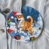 Shiba Inu läuft im Schnee mit Weihnachtsmütze Button (Beispiel)