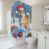 Shiba Inu läuft im Schnee mit Weihnachtsmütze Duschvorhang (Beispiel)