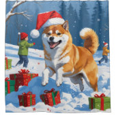 Shiba Inu läuft im Schnee mit Weihnachtsmütze Duschvorhang (Vorderseite)