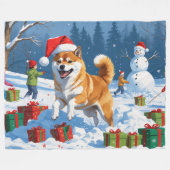 Shiba Inu läuft im Schnee mit Weihnachtsmütze Fleecedecke (Vorderseite (Horizontal))