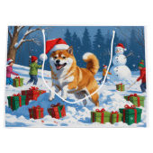 Shiba Inu läuft im Schnee mit Weihnachtsmütze Große Geschenktüte (Vorderseite)