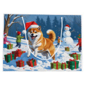 Shiba Inu läuft im Schnee mit Weihnachtsmütze Große Geschenktüte (Rückseite)