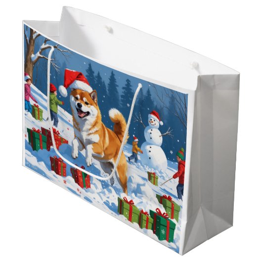 Shiba Inu läuft im Schnee mit Weihnachtsmütze Große Geschenktüte (Vorderseite Schrägansicht)