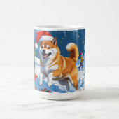 Shiba Inu läuft im Schnee mit Weihnachtsmütze Kaffeetasse (Mittel)