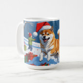 Shiba Inu läuft im Schnee mit Weihnachtsmütze Kaffeetasse (Vorderseite Links)