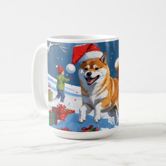Shiba Inu läuft im Schnee mit Weihnachtsmütze Kaffeetasse (Vorderseite Links)