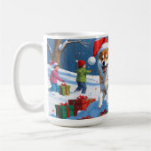 Shiba Inu läuft im Schnee mit Weihnachtsmütze Kaffeetasse (Links)