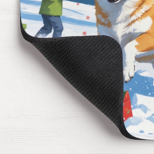 Shiba Inu läuft im Schnee mit Weihnachtsmütze Mousepad (Ecke)