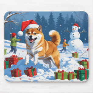 Shiba Inu läuft im Schnee mit Weihnachtsmütze Mousepad