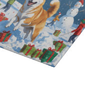 Shiba Inu läuft im Schnee mit Weihnachtsmütze Schneidebrett (Ecke)