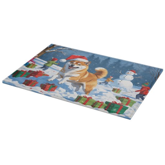 Shiba Inu läuft im Schnee mit Weihnachtsmütze Schneidebrett (Ecke)