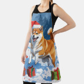 Shiba Inu läuft im Schnee mit Weihnachtsmütze Schürze (InSitu)