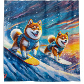 Shiba Inu on Snowboards Design von Rich AMeN Gill Duschvorhang (Vorderseite)