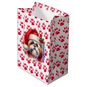 Shih Tzu Dog in der Weihnachtsmannmütze Weihnachte Mittlere Geschenktüte (Vorderseite Schrägansicht)
