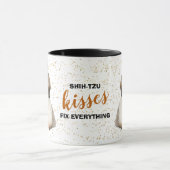 Shih-Tzu Dog Kisses Fix Alles Tasse (Zentrum)