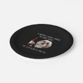 Shih Tzu | Eine Frau kann nicht allein auf Wein üb Pappteller (Schrägansicht)