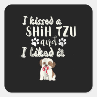 Shih Tzu | Ich küsste einen schicken Tzu und ich m Quadratischer Aufkleber