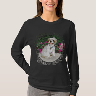 Shih Tzu in einer Gartenszene T-Shirt