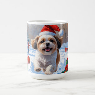Shih Tzu läuft im Schnee mit Weihnachtshut Kaffeetasse