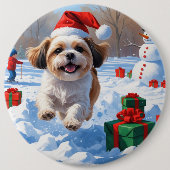 Shih Tzu läuft in Snow mit Weihnachtshut Button (Vorderseite)