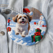 Shih Tzu läuft in Snow mit Weihnachtshut Button (Beispiel)