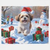 Shih Tzu läuft in Snow mit Weihnachtshut Fleecedecke (Vorderseite (Horizontal))