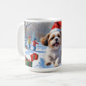 Shih Tzu läuft in Snow mit Weihnachtshut Kaffeetasse (Vorderseite Links)