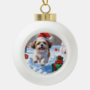 Shih Tzu läuft in Snow mit Weihnachtshut Keramik Kugel-Ornament