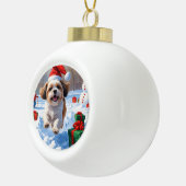 Shih Tzu läuft in Snow mit Weihnachtshut Keramik Kugel-Ornament (Rechts)