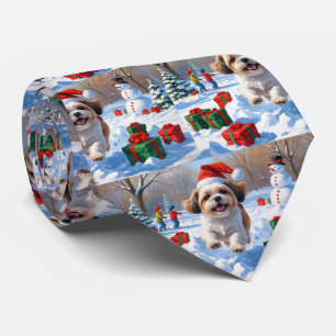 Shih Tzu läuft in Snow mit Weihnachtshut Krawatte