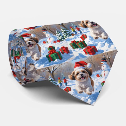 Shih Tzu läuft in Snow mit Weihnachtshut Krawatte (Gerollt)