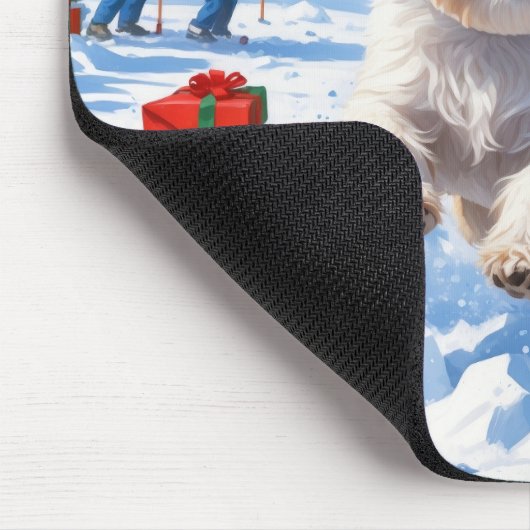 Shih Tzu läuft in Snow mit Weihnachtshut Mousepad (Ecke)