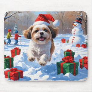 Shih Tzu läuft in Snow mit Weihnachtshut Mousepad