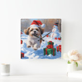 Shih Tzu läuft in Snow mit Weihnachtshut Quadratische Wanduhr (Zuhause)