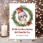 Shih Tzu Santa Niedlich Funny Funny Christmas Feiertagskarte<br><div class="desc">Die Weihnachtskarte wird von einem lustigen Hund geblockt,  mit niedlichem Shih Tzu,  der den Hut des Weihnachtsmanns trägt,  der aus einem Weihnachtskranz einen Höhepunkt erreicht. Fügen Sie Ihr Foto auf der Rückseite ein. Alle Texte können bearbeitet werden. Sie können den gestreiften Rahmen von der Rückseite entfernen.</div>