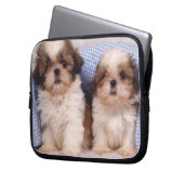 Shih Tzu Welpen unter einer kontrollierten Decke Laptopschutzhülle (Vorderseite Links)