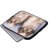 Shih Tzu Welpen unter einer kontrollierten Decke Laptopschutzhülle (Vorne Knopf)