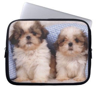 Shih Tzu Welpen unter einer kontrollierten Decke Laptopschutzhülle