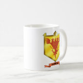 Shill zerreißt Tasse mit Doomcock Wappen (VorderseiteRechts)