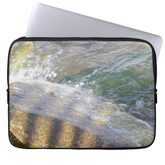 Shimmering Water on Rocks Laptop Sleeve (Vorderseite)