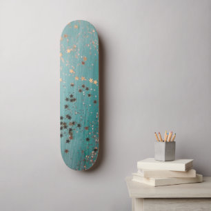 Shimmery Gold Stars auf Aquamarin Skateboard